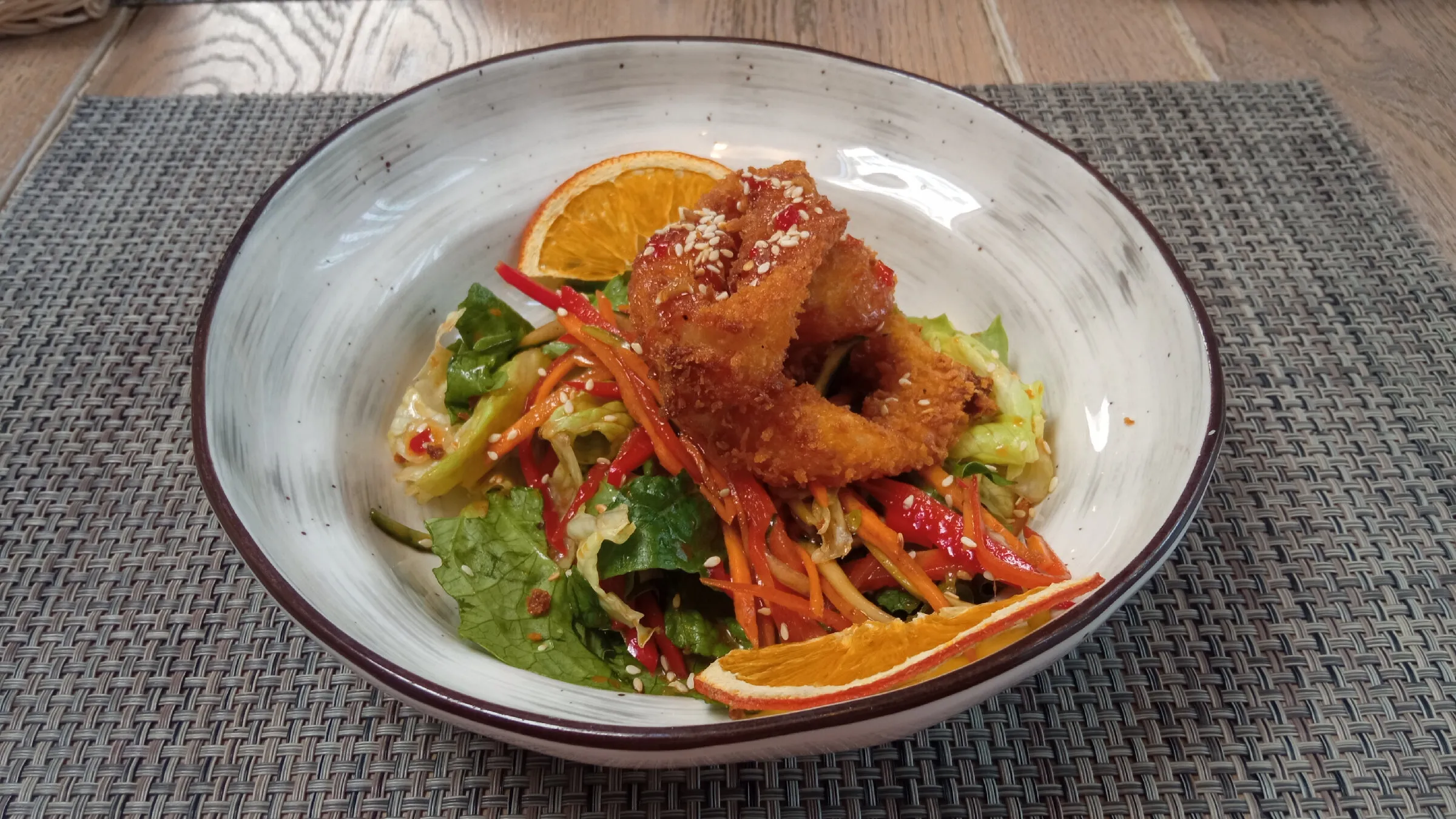 Calamari con verdure succose: insalata in stile asiatico