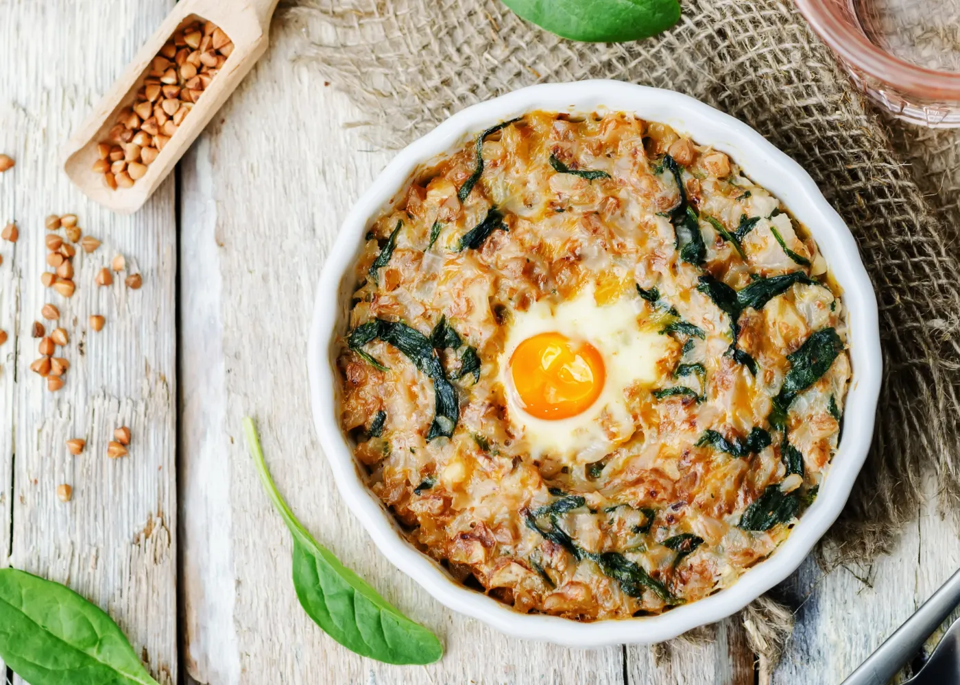 Casseruola di grano saraceno con formaggio ed erbe: una ricetta per chi ha a cuore la propria salute e il proprio budget