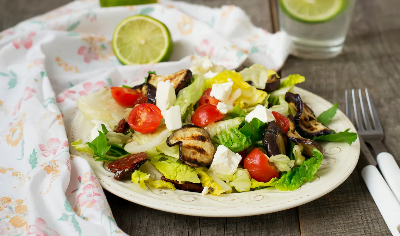 Come preparare un'insalata tiepida di melanzane che può sostituire una cena estiva