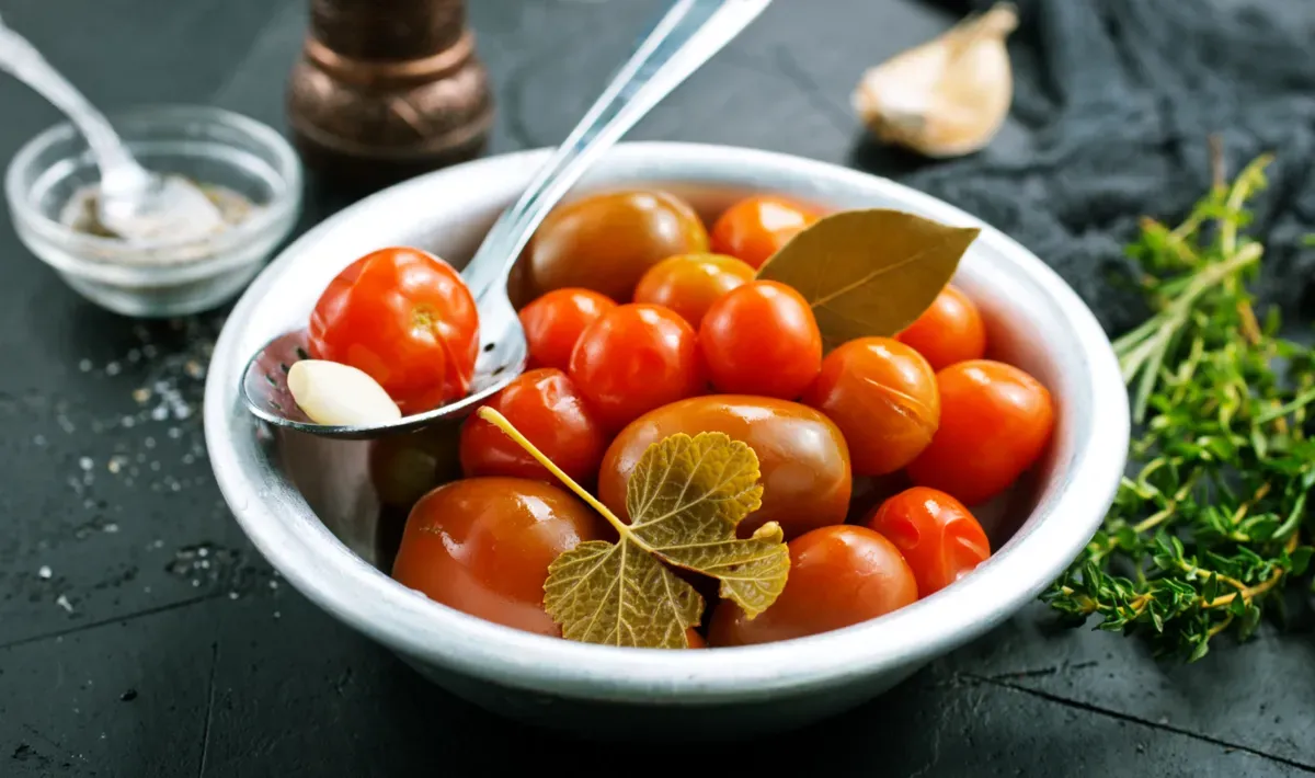 Dal taccuino di mamma: pomodori con aglio per l'inverno