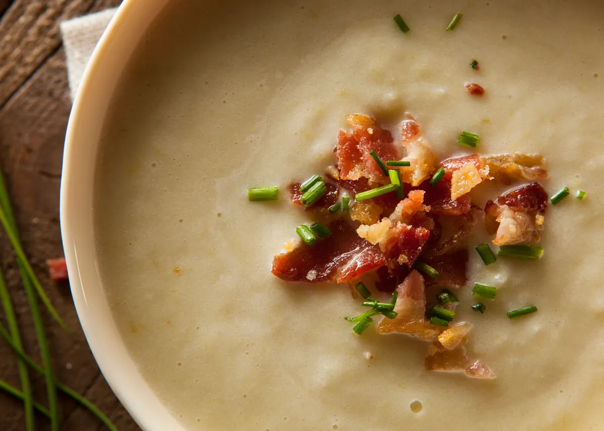 Deliziosa zuppa di patate con porri: una ricetta semplice per il vostro menu autunnale