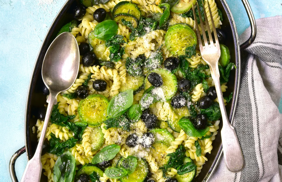 È tempo di pasta estiva con zucchine e olive: un piatto ideale per il pranzo sotto l'ombrellone o in giardino