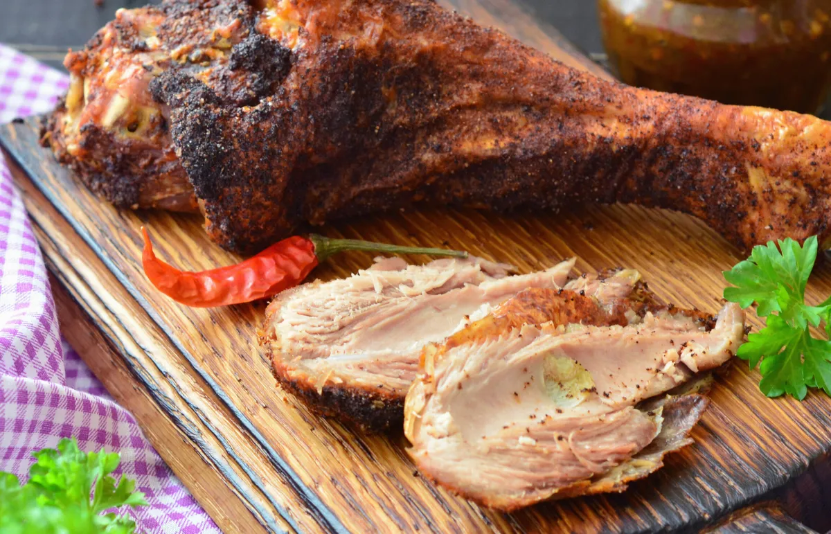 Ho imparato a cucinare la coscia di tacchino: risulta carne morbida, crosta croccante. Gli amici mi chiedono di cucinare ancora e ancora