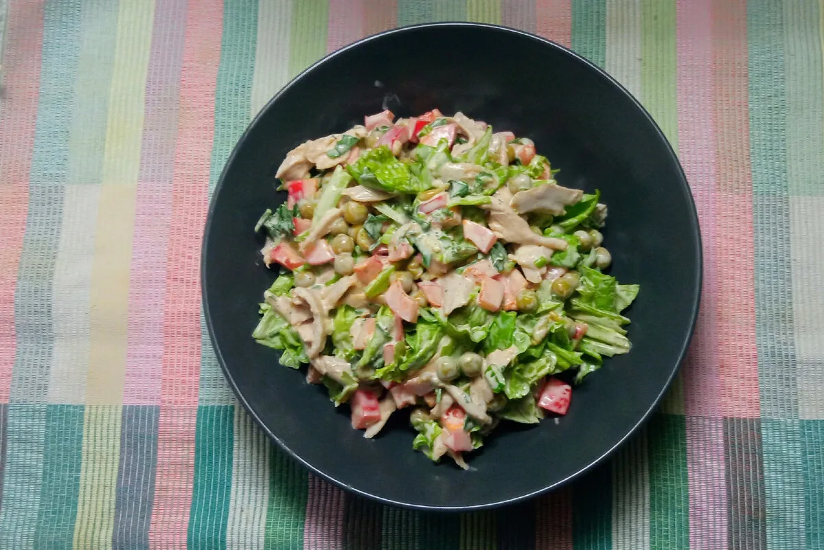 Ho preparato una nuova insalata con pollo e verdure. Si è rivelato gustoso e leggero nonostante la maionese nella salsa