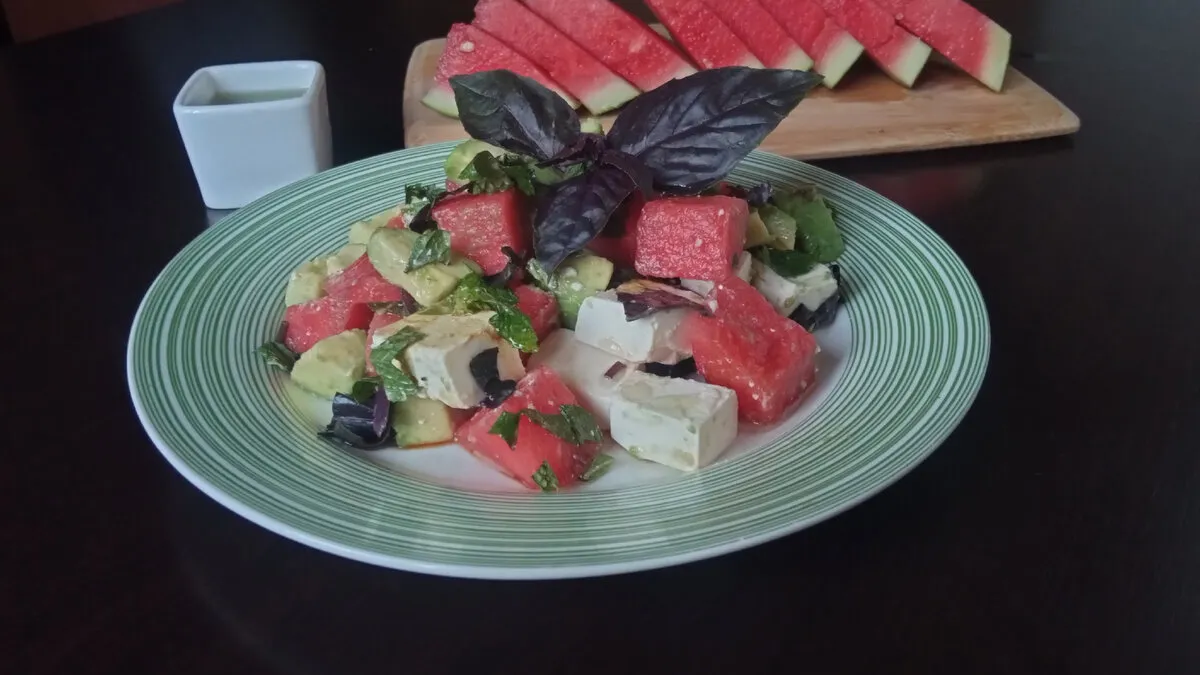 Ho trovato una ricetta per una deliziosa insalata di anguria: basta aggiungere bryndza e avocado. È pronta in 10 minuti