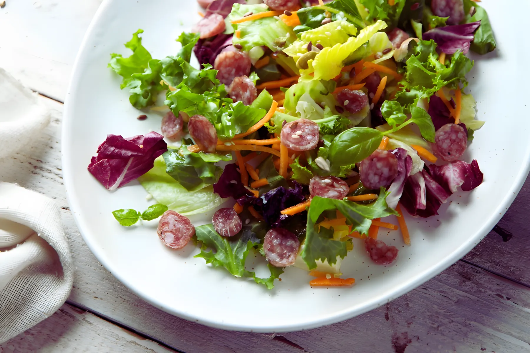 Insalata con erbe e salumi: la prepariamo per colazione, pranzo e cena. Una ricetta semplice e deliziosa degli anni '90