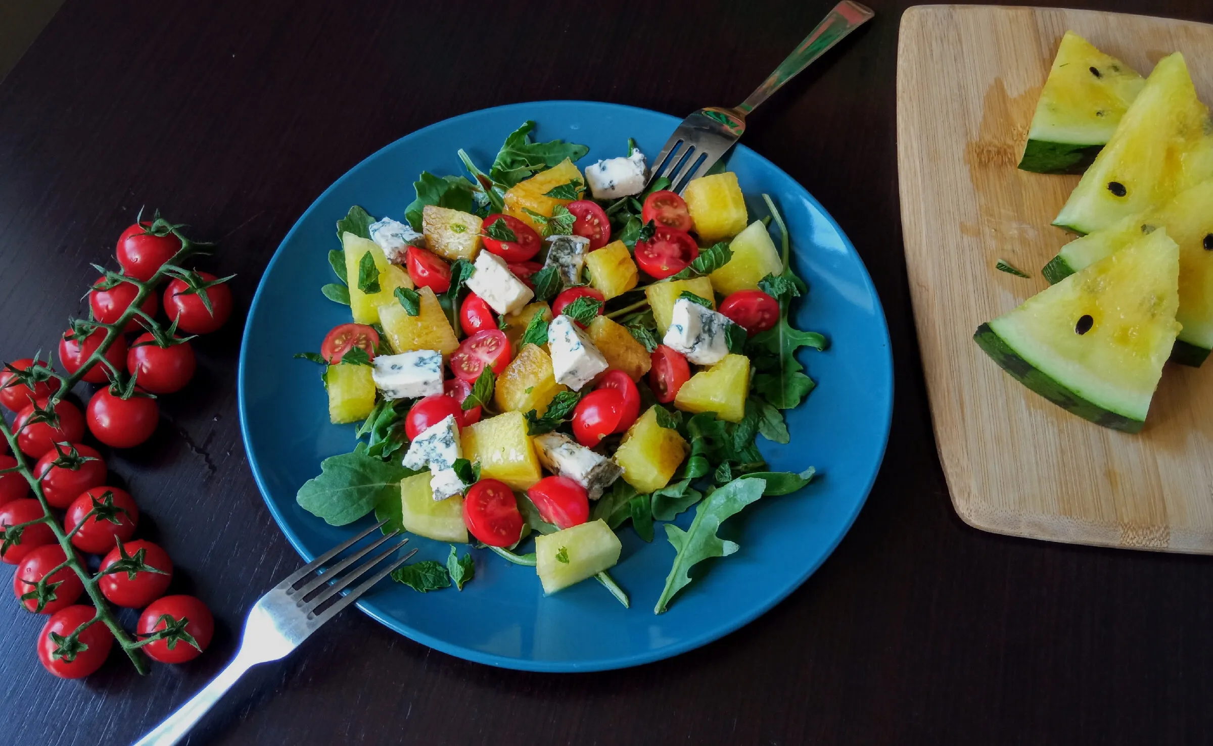 Insalata di anguria e pomodori con formaggio. Ricetta veloce: pronta in 15 minuti