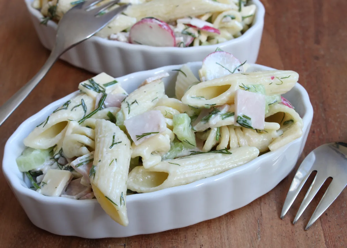 Insalata di primavera con pasta fredda e verdure novelle