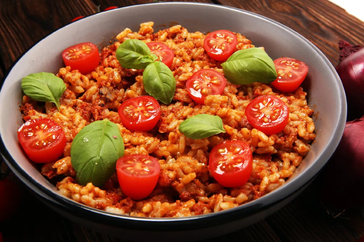 Intrigo italiano: risotto al pomodoro con basilico e parmigiano