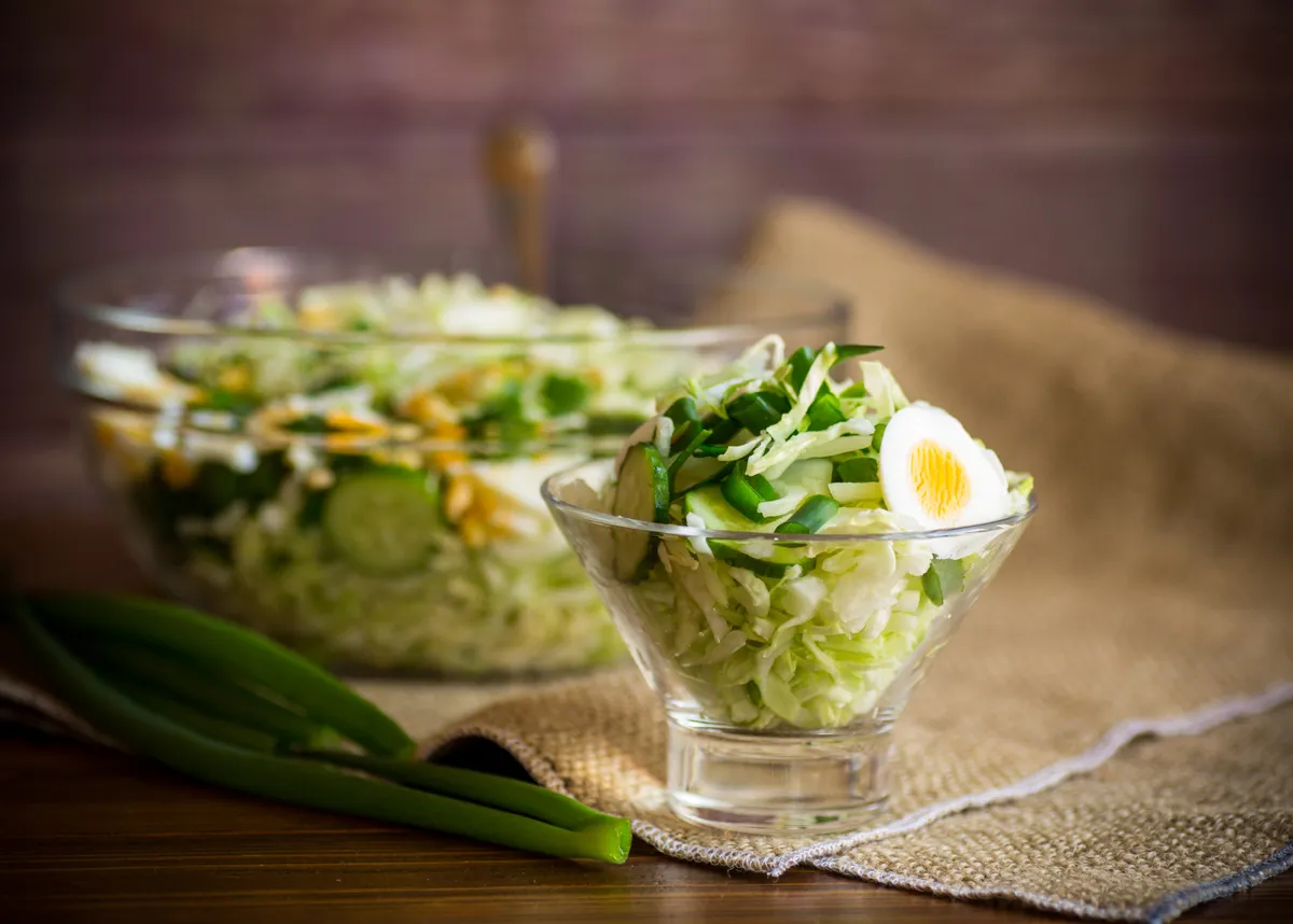 L'insalata di primavera è un'unione di verdure fresche e giovani e di un gustoso condimento. Preparatela anche tutti i giorni e non vi annoierete mai.