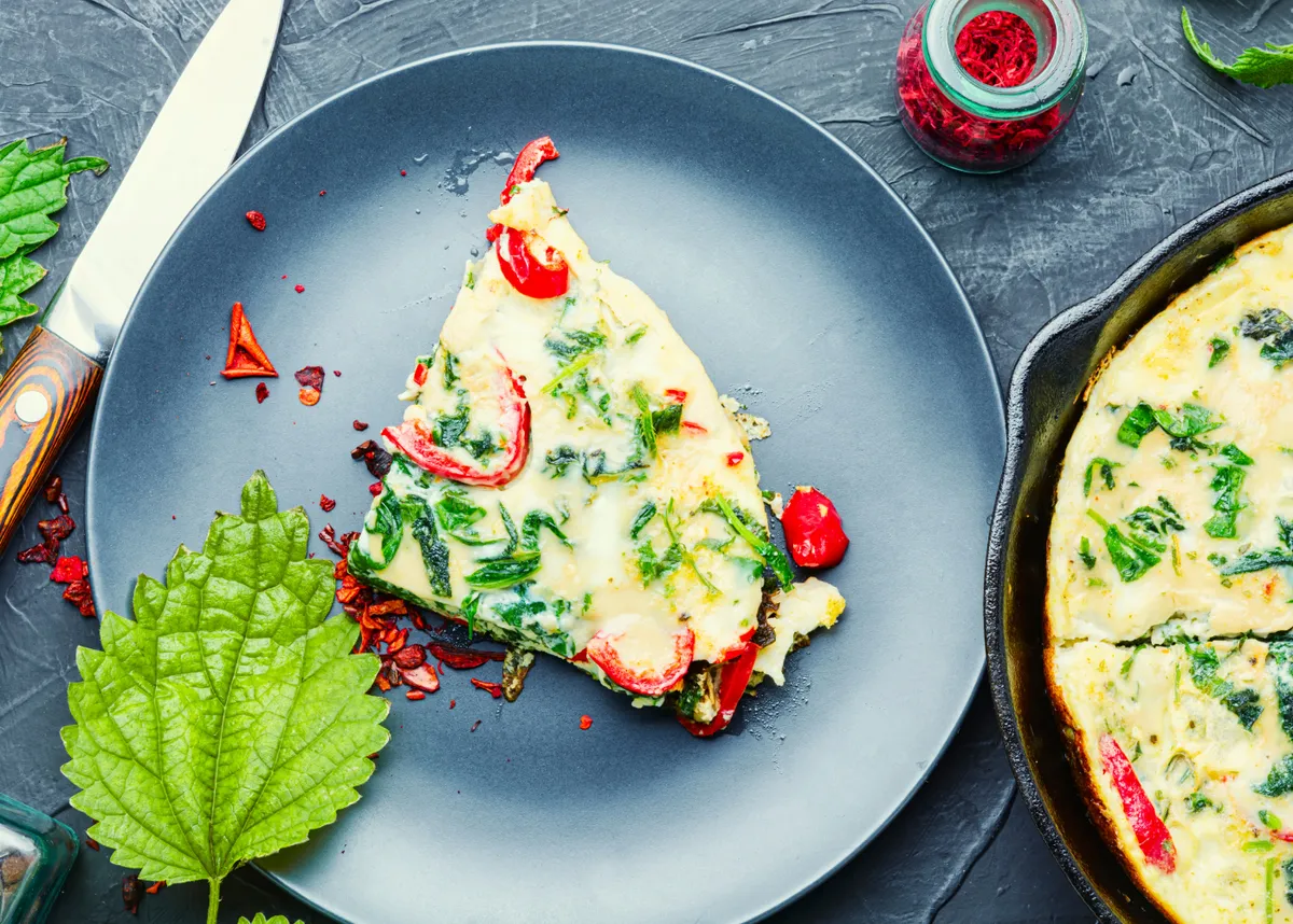 Omelette con ortiche e verdure: una ricetta dimenticata per un piatto sano e gustoso per qualsiasi ora del giorno e della notte