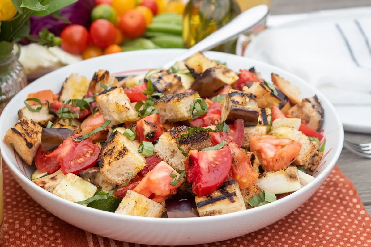 Panzanella di melanzane: ricetta per l'insalata con i crostini