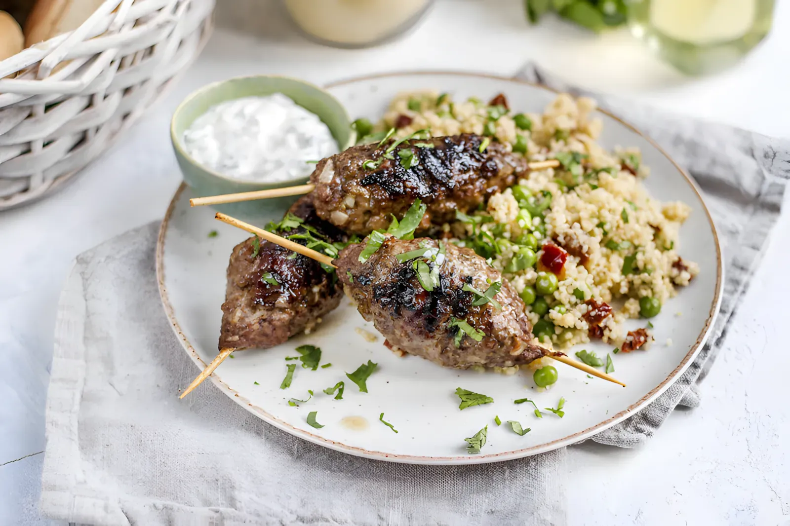 Ricetta del lulia kebab di manzo con salsa di panna acida e couscous speziato