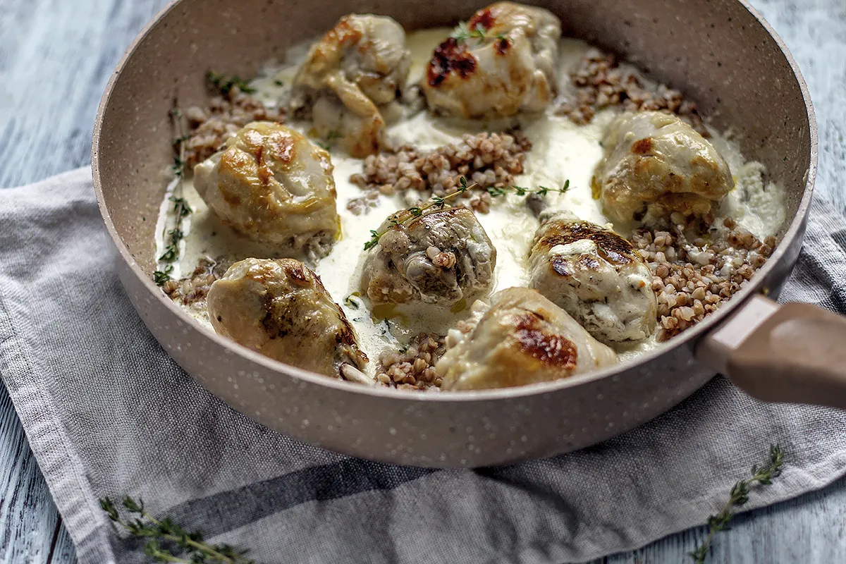 Ricetta del pollo croccante in salsa di panna acida con aglio, timo e grano saraceno