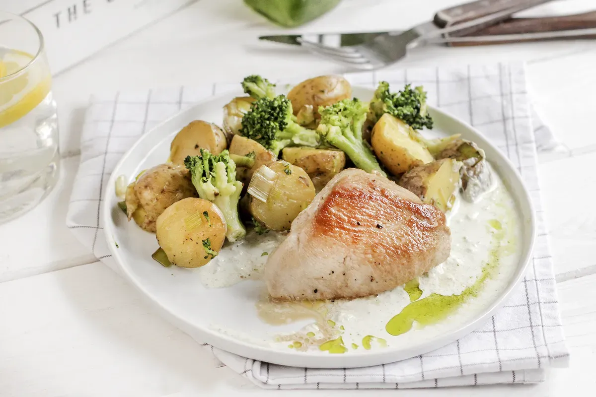 Ricetta delle bistecche di tacchino con verdure e pesto cremoso