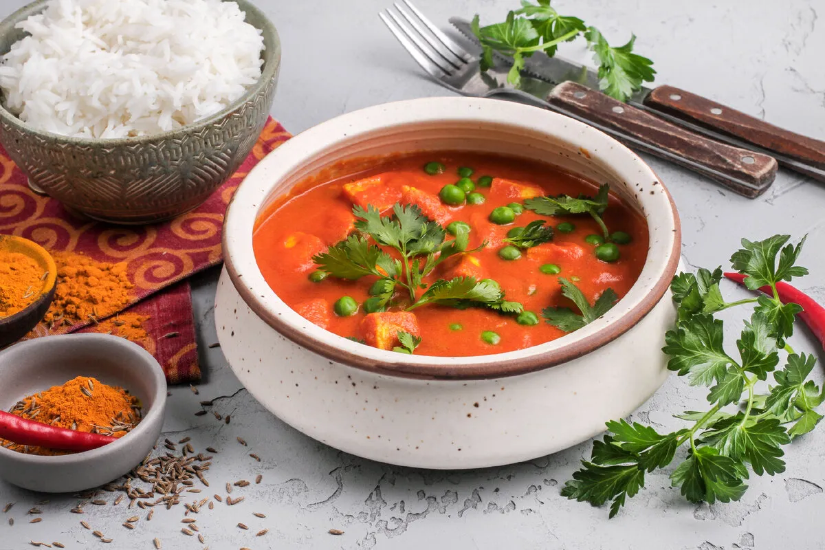 Ricetta per il Paneer al Pomodoro e Burro - Formaggio indiano in salsa di pomodoro con riso Basmati