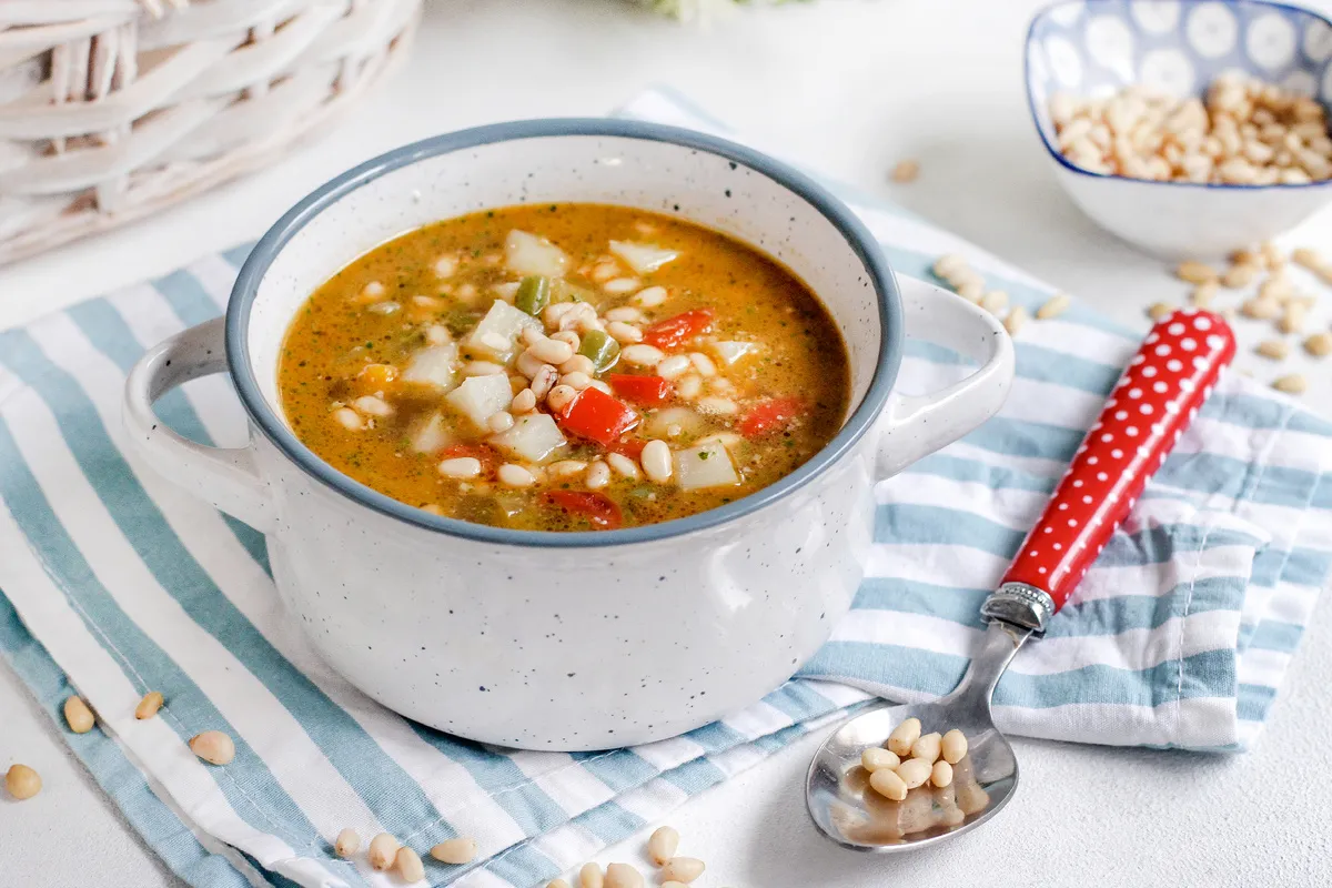 Ricetta per la Zuppa di verdure ai tre peperoni con salsa al pesto e pinoli