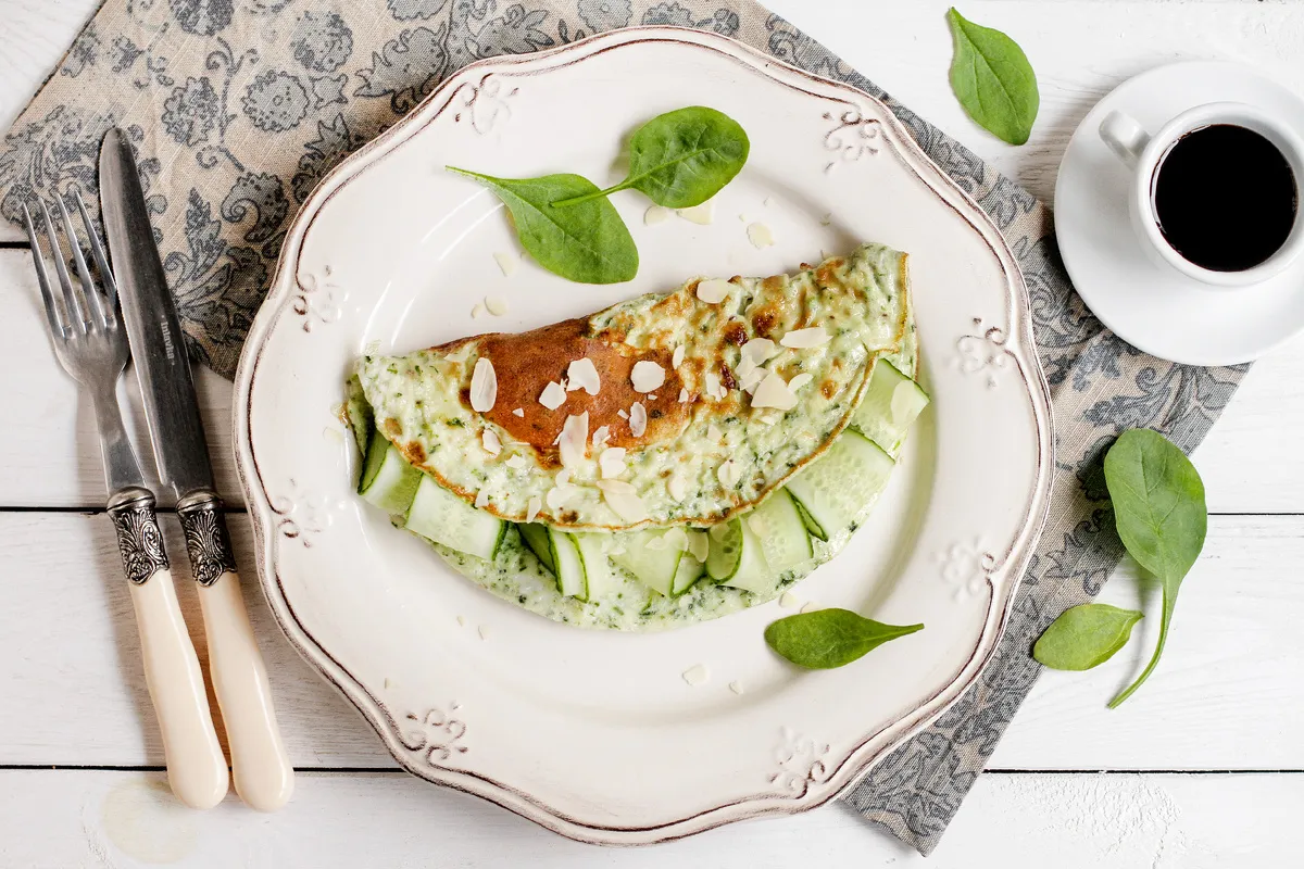 Ricetta per l'omelette della Regina Verde con cetrioli, spinaci e petali di mandorle