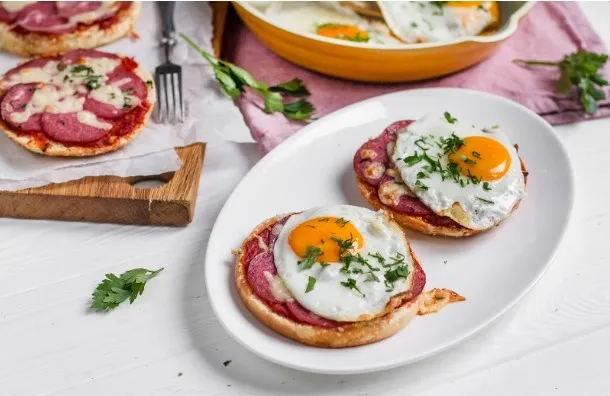 Ricetta per mini pizze con salame, uova strapazzate e adjika fatta in casa