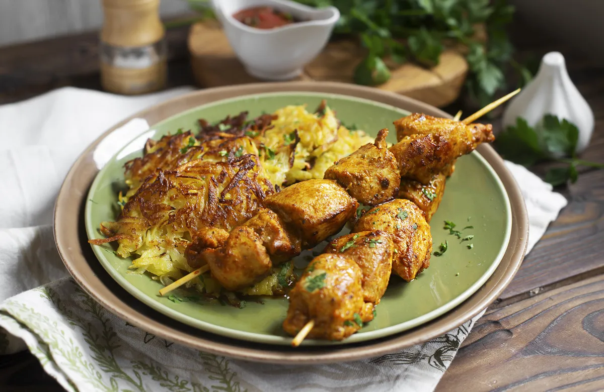 Ricetta per spiedini di pollo con frittelle di patate e adzhika