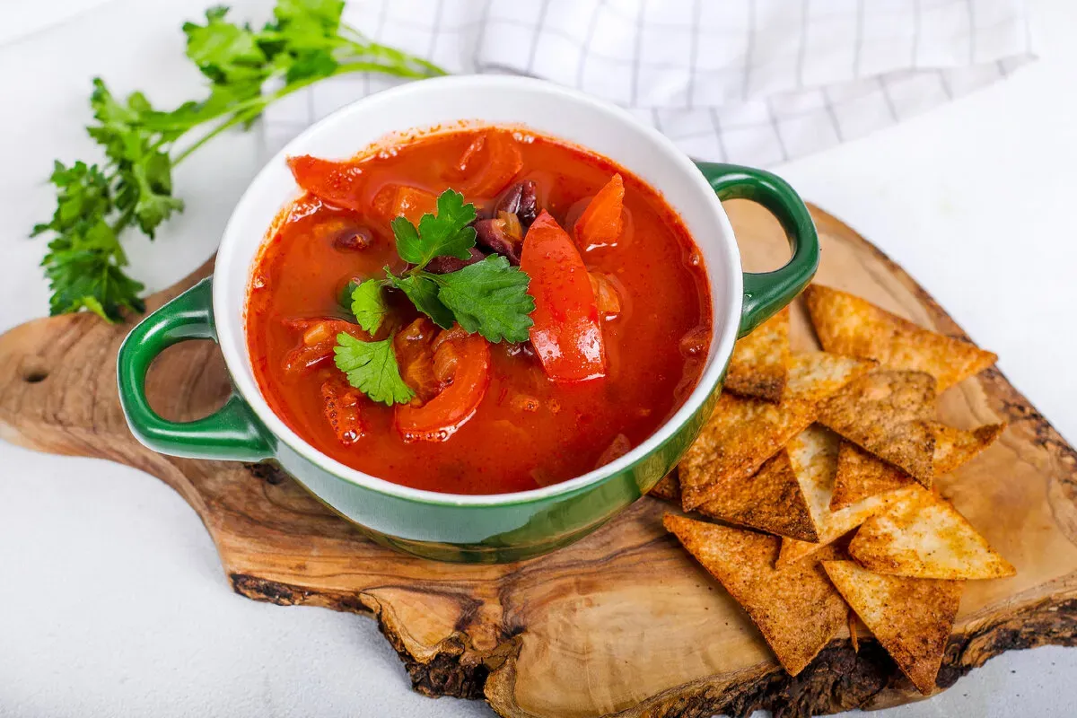 Ricetta: Zuppa messicana con fagioli rossi, pomodori e tortilla chips