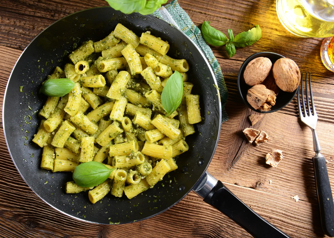 Salsa al pesto: la storia della sua creazione, il principio di preparazione e tre ricette per tutti i gusti