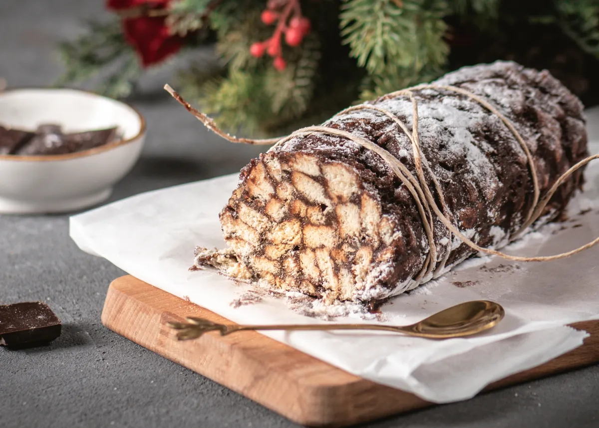 Salsiccia al cioccolato con biscotti e noci - un dessert che ci è familiare fin dall'infanzia. La ricetta per prepararlo a casa