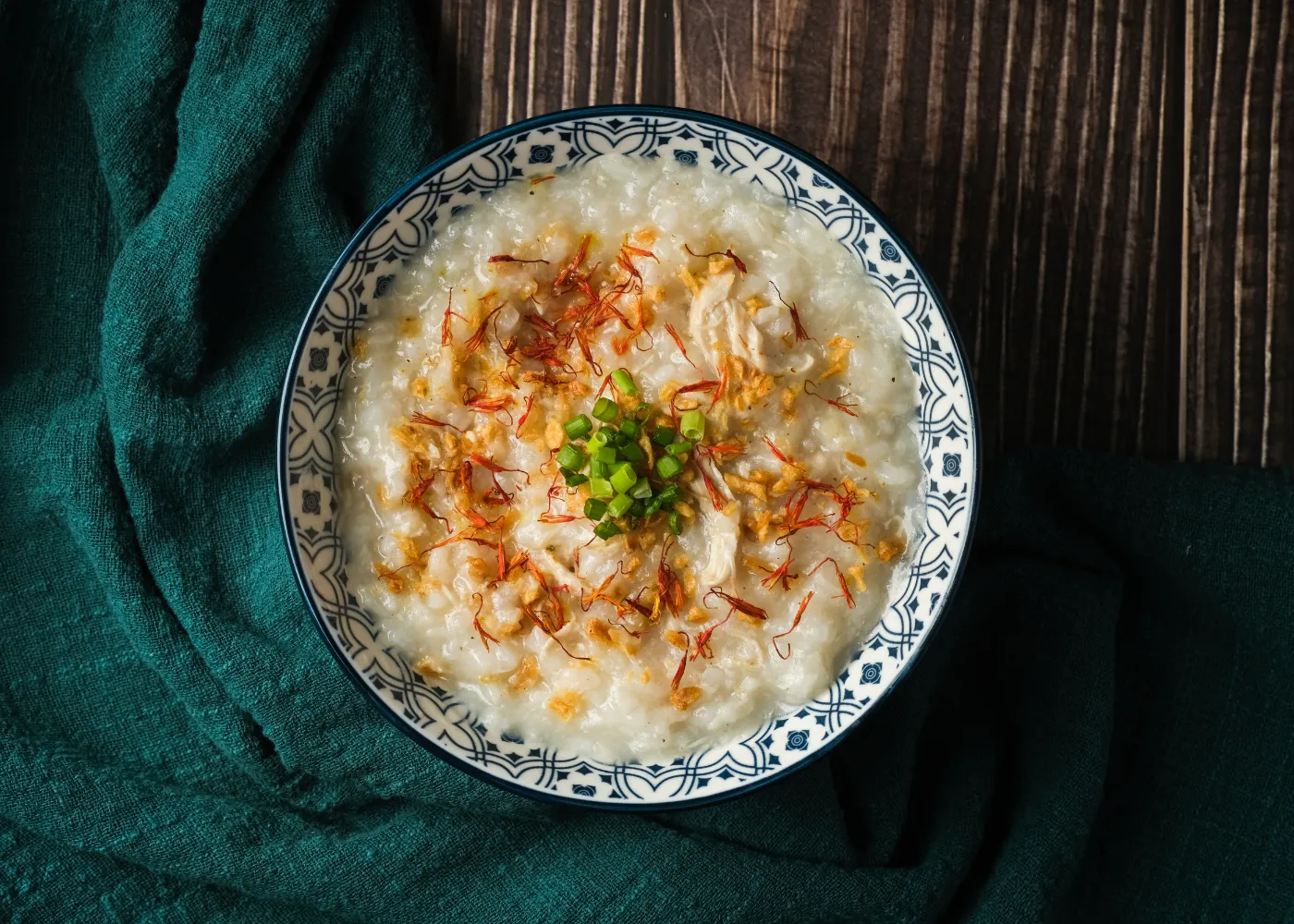 Se fuori vi sentite tristi e freddi, preparate l'arroz caldo. Una deliziosa e sostanziosa zuppa filippina con pollo, riso e aglio fritto.