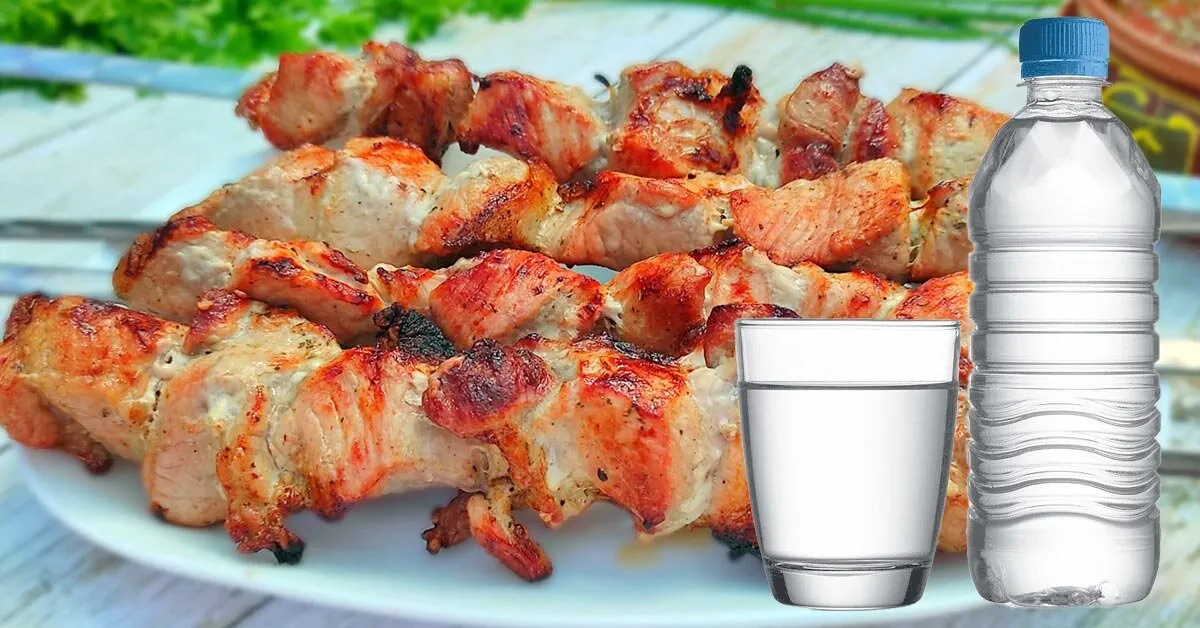 Shish kebab con acqua minerale e aceto