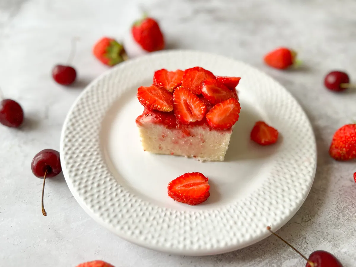 Stanca delle solite cheesecake, ho preparato una grande cheesecake con le fragole