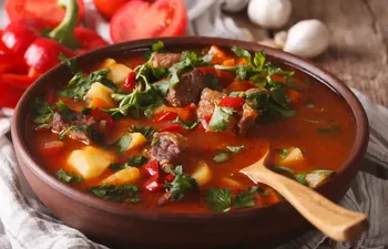 Bograch con manzo e paprika. Come preparare la tradizionale zuppa ungherese a casa