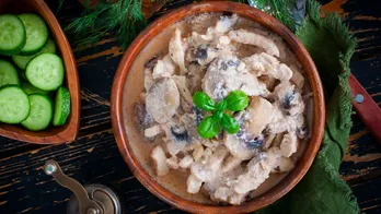 Cena in padella: come preparare un sostanzioso stroganoff di manzo con pollo e funghi