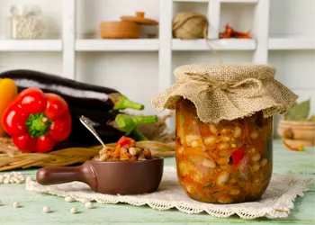 Cercare di fare il più possibile: un gustoso antipasto invernale di melanzane con fagioli