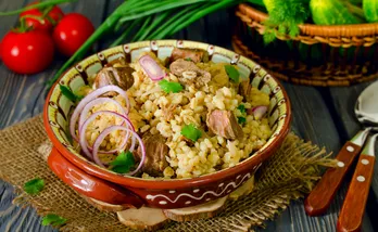 Come cucinare correttamente l'orzo perlato con la carne in modo che piaccia a tutti i membri della famiglia