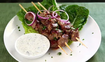 Come cucinare un delizioso shish kebab di agnello senza marinare in 10-15 minuti