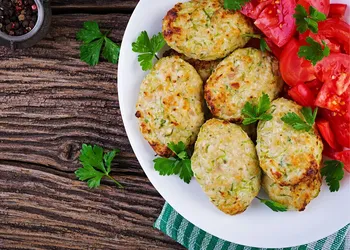 Come nutrire tutta la famiglia in modo semplice ed economico: succulente cotolette di pollo con zucchine. E non c'è bisogno di un contorno