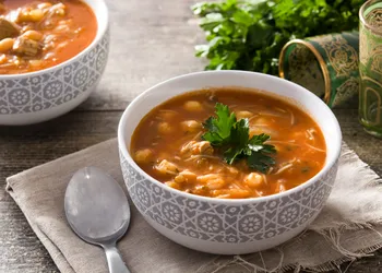 Come preparare la popolare zuppa marocchina Harira. Deliziosa e senza un grammo di carne