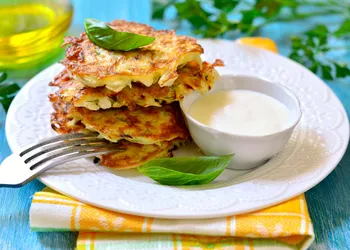 Frittelle di cavolo giovane con panna acida per colazione - un ottimo inizio di giornata