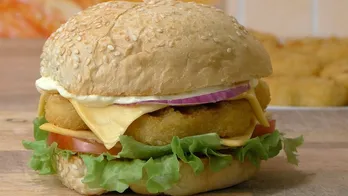 Hamburger di pollo fatti in casa in fretta: sono incredibilmente gustosi (noi li cuciniamo come spuntino)