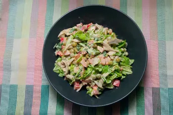 Ho preparato una nuova insalata con pollo e verdure. Si è rivelato gustoso e leggero nonostante la maionese nella salsa