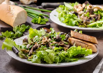 Insalata con funghi e noci: calda, gustosa e facile da preparare