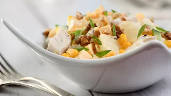 Insalata di pollo con ananas: storia, popolarità e ricetta