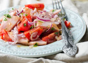 Insalata per la tavola estiva con una ricetta degli anni '80: con pomodori e prosciutto