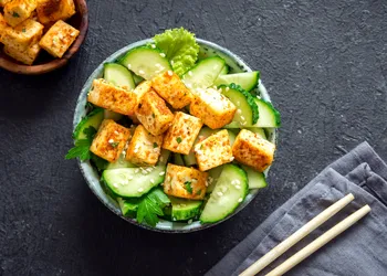 Insalata rinfrescante di tofu al formaggio - tanti sapori, poche calorie