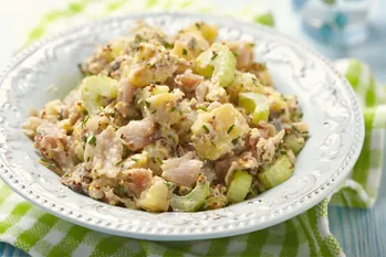 Insalata tradizionale con un nuovo sapore: patate, sgombro e sedano. Semplice e deliziosa!