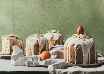 Kulich pasquale con mandorle e latte condensato bollito: una ricetta per la pasticceria festiva