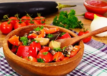 La mia scoperta di quest'estate Una sorprendente insalata di melanzane e peperoni con un insolito condimento al pomodoro