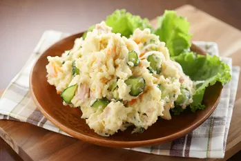 La prima reazione quando la servi è: “Cos'è questo kisi-kisi-kisi? È davvero un'insalata?”. Sì, è un'insalata di patate giapponese! Semplice ricetta passo-passo