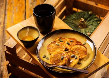 Le mattine d'autunno saranno più luminose con le frittelle di zucca alla cannella.