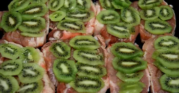 Maiale con kiwi al forno